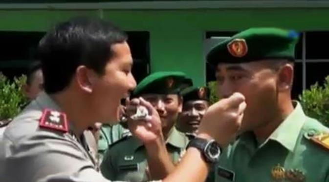 Kejutan ulang tahun TNI dari Polri dilengkapi dengan suap-suapan kue ulang tahun antara Polri dan TNI. 