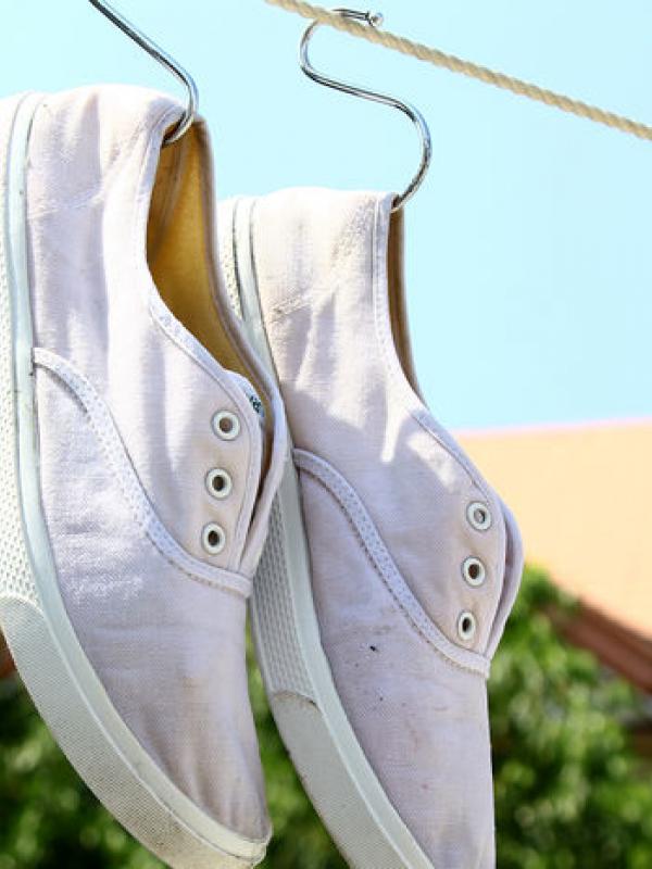 Tips agar sepatu kebesaran nyaman di kaki | Via: wikihow.com