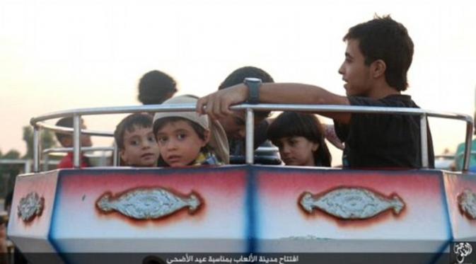 Kelompok ekstremis ISIS bangun taman bermain untuk anak-anak | Via: dailymail.co.uk