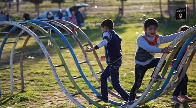 Yap, kelompok brutal ISIS yang kamu benci itu membangun taman bermain untuk anak-anak mereka. So cute.