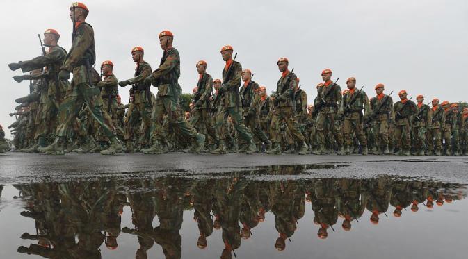Nyanyikan Mars Tentara Nasional Indonesia dan ucapkan Dirgahayu TNI untuk sambut HUT TNI ke-70.