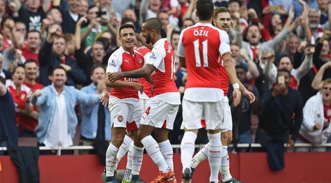 Para pemain Arsenal merayakan gol ke gawang Manchester United pada laga Premier League di Stadion Emirates, London, Minggu (4/10/2015). (Reuters/Dylan Martinez)