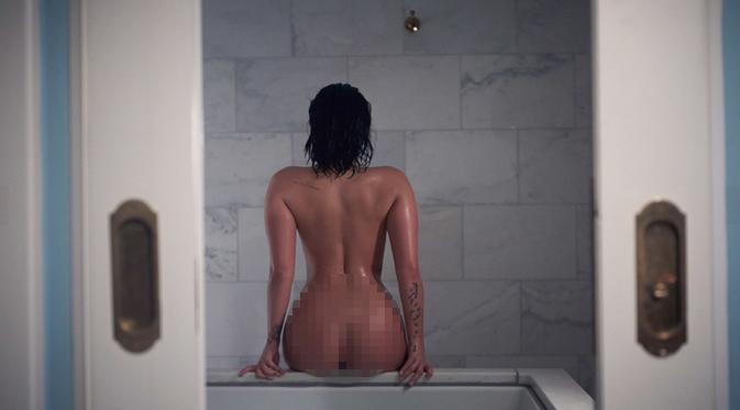 Demi Lovato kali ini berpose telanjang tanpa riasan wajah. (foto: vanityfair)