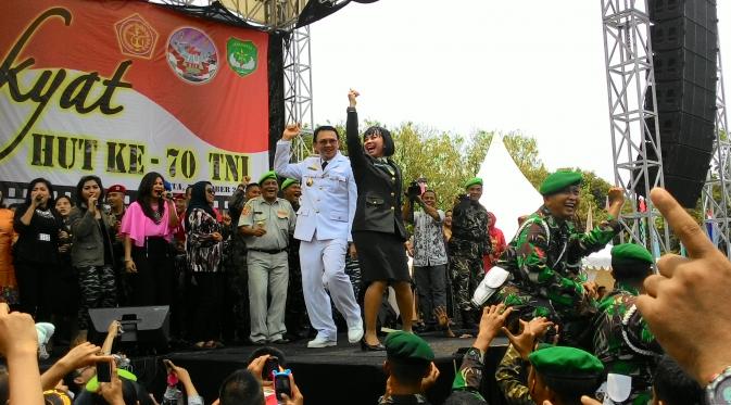 Ahok goyang dumang bersama prajurit di Makodam Jaya, Jakarta. (Liputan6.com/Ahmad Romadoni)