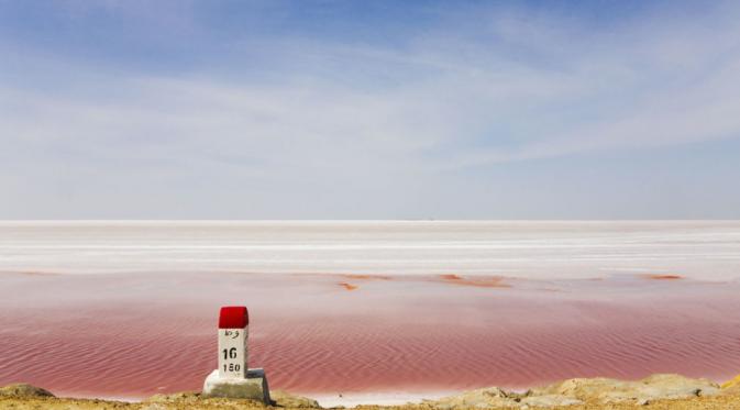 Danau Red Salt, Tunisia. | via: Getty Images