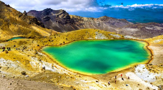 Danau Emerald, Selandia Baru. | via: Getty Images