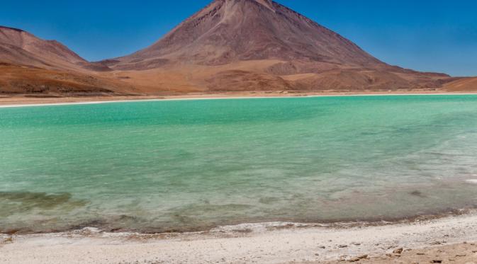 Laguna Verde, Bolivia. | via: Getty Images