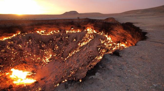 Darvaza Gas Crater, Turkmenistan. | via: lazypenguins.com