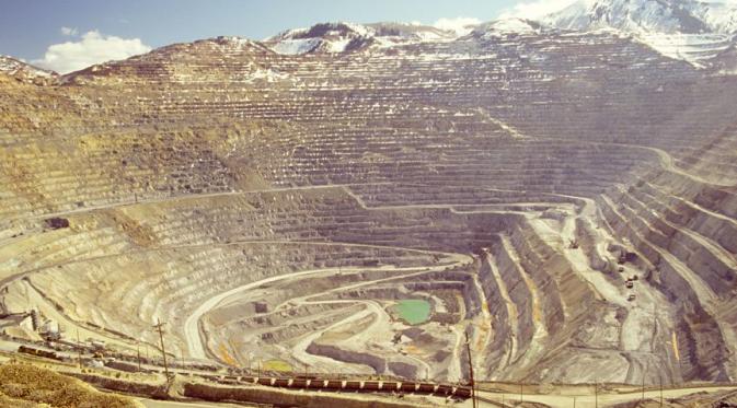 Bingham Canyon Mine, Utah. | via: lazypenguins.com