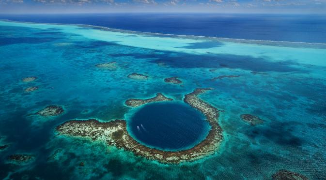 Great Blue Hole, Belize. | via: lazypenguins.com
