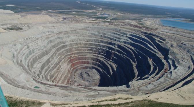 Udachnaya Pipe, Russia. | via: lazypenguins.com