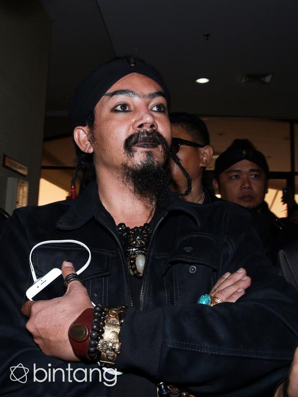 Merasa namanya telah dicemarkan, Limbad melalui kuasa hukumnya, Muhammad Zakir Rasyidin juga melaporkan Husen Ibrahim ke Polda Metro Jaya pada Kamis (1/10/2015) malam. (Deki Prayoga/Bintang.com)