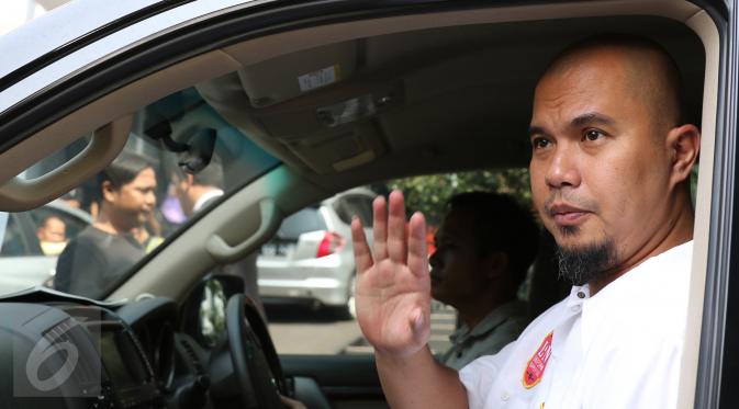 Musisi Ahmad Dhani berada di dalam mobil usai mendatangi Kejati DKI Jakarta, Jakarta, Senin (5/10/2015). Kedatangan Ahmad Dhani untuk mengirimkan surat permohonan penahanan badan rutan terhadap Farhat Abbas. (Liputan6.com/Herman Zakharia) 