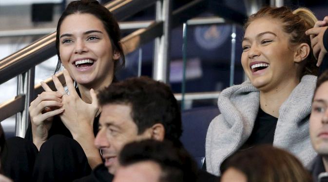 Kendal Jenner dan Gigi Hadid juga menjadi saksi pecahnya rekor gol PSG oleh Zlatan Ibrahimovic, Senin (5/10/2015) dini hari WIB.