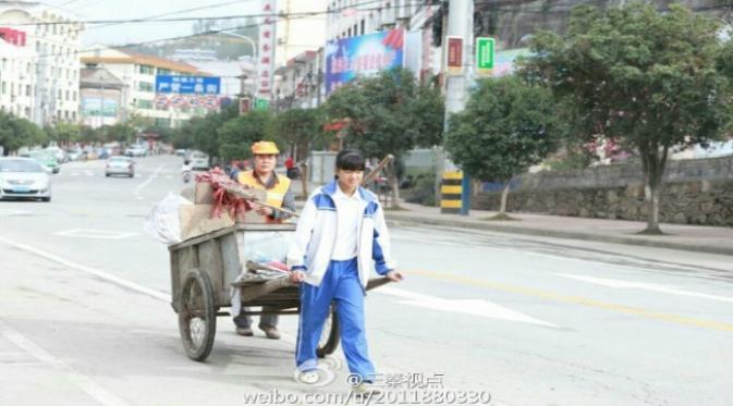 Hari libur nasional dimanfaatkan untuk membantu ibunya yang bekerja sebagai petugas kebersihan jalanan. (Shanghaiist)