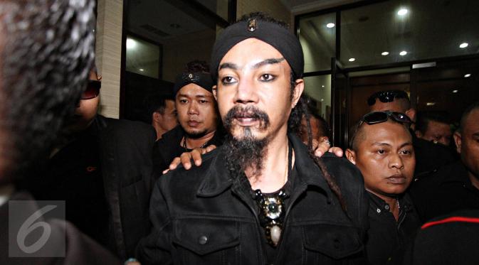 Limbad tak memberi komentar usai memenuhi panggilan Polres Metro Jakarta Utara, Senin (5/10/2015). Limbad diperiksa terkait dugaan keterlibatannya dalam kasus pencurian mobil Honda Jazz silver E1717PD milik Ibrahim. (/Immanuel Antonius)
