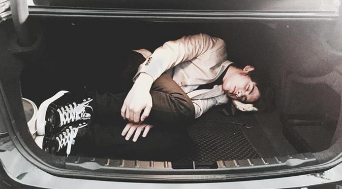 Aliando mengunggah fotonya saat tertidur di bagasi mobil. (foto: instagram.com/aliandooo)