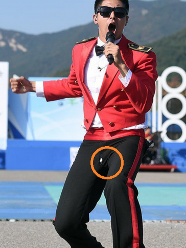 Yunho terlihat bersemangat saat beraksi hingga tak sadar celana yang dikenakannya robek [foto: News.en]