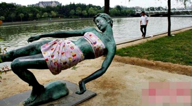 Patung wanita bergaya tanpa busana di provinsi Henan ini sering menjadi sasaran orang iseng (shanghaiist.com)