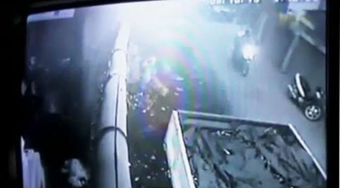 Seorang dicurigai pelaku yang membawa mayat bocah dalam kardus terekam di CCTV. Ini selengkapnya | Via: liputan6.com