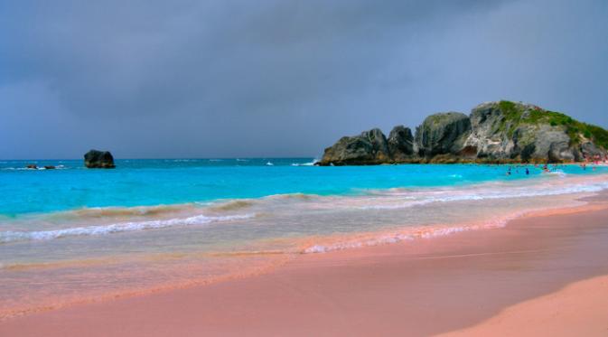 Pantai Horseshoe Bay, Bermuda. | via: trekescape.com