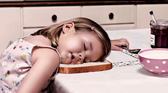 Tidur di atas roti tawar. (Via: tapety.tja.pl)