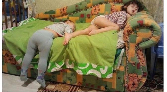 Tidur dengan kaki menggantung. (Via: novostislyxi.webtalk.ru)