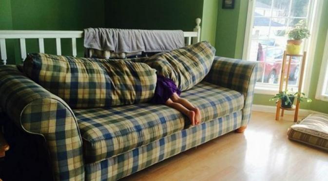 Sembunyi di balik bantal sofa (Via: infortain.com)