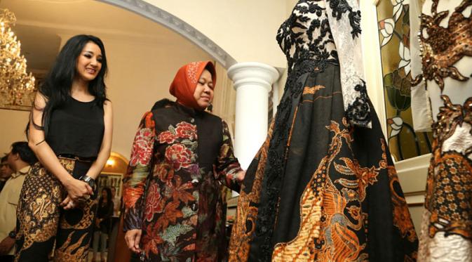 Mantan Wali Kota Surabaya, Tri Rismaharini bersama Diana Muljono Putri. [Foto: Dian Kurniawan/Liputan6.com]