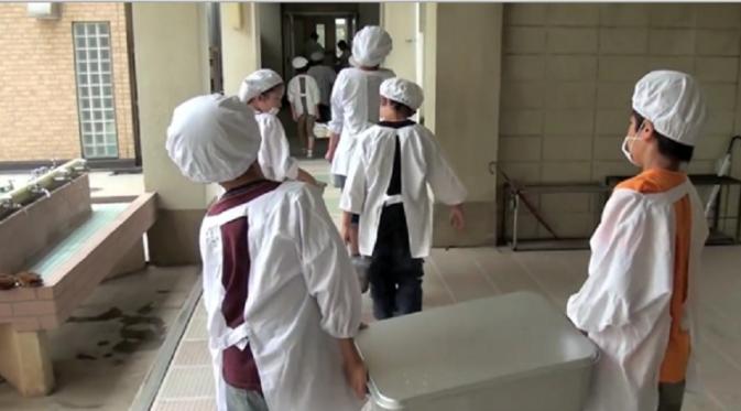 Rata-rata sekolah di Jepang tak dilengkapi kantin sehingga para murid harus bergantian bertugas mendistribusikan makan siang bagi teman-teman lainnya. (Foto: Rocketnews24.com)