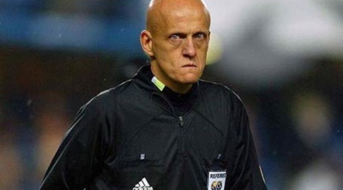 Ekspresi Pierluigi Collina saat masih aktif sebagai wasit sepak bola