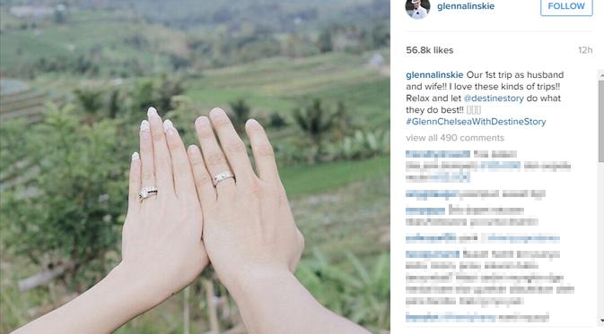 Glenn Alinskie memamerkan cincin nikahnya dengan Chelsea Olivia. (foto: instagram.com/glennalinskie)
