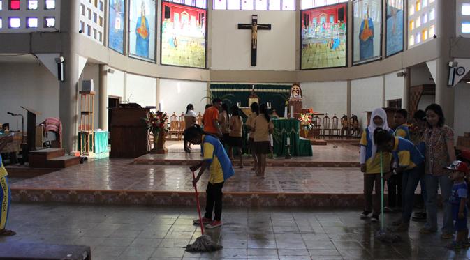 Dalam rangka memeriahkan pesta emas SMP Negeri 1 Atambua, mengadakan kegiatan bersih-bersih rumah-rumah ibadah yang tersebar di dalam kota A