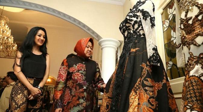 Kunjungan Risma ke kediaman desainer muda berprestasi pemenang Couture Fashion Week, Diana Muljono Putri 