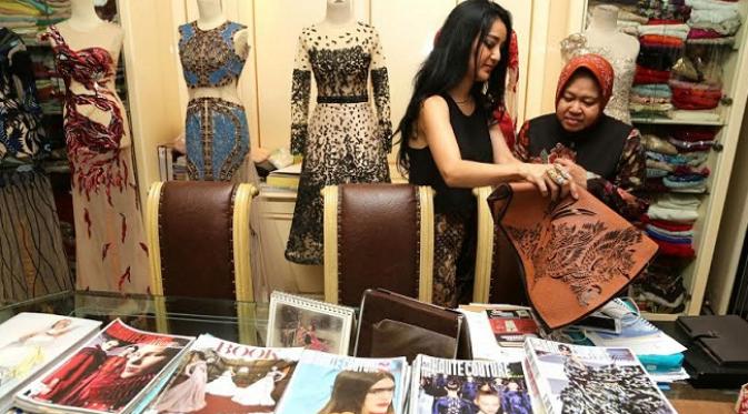 Kunjungan Risma ke kediaman desainer muda berprestasi pemenang Couture Fashion Week, Diana Muljono Putri 