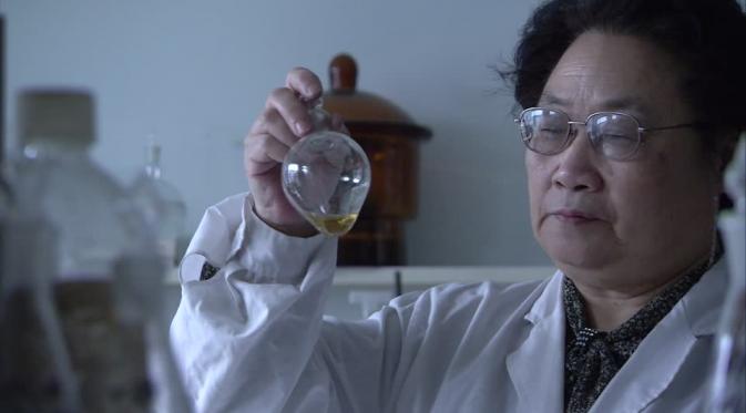 Tu Youoyu, perempuan berusia 84 tahun yang berhasil meraih nobel prize 2015. | via: rejectedprincesses.com