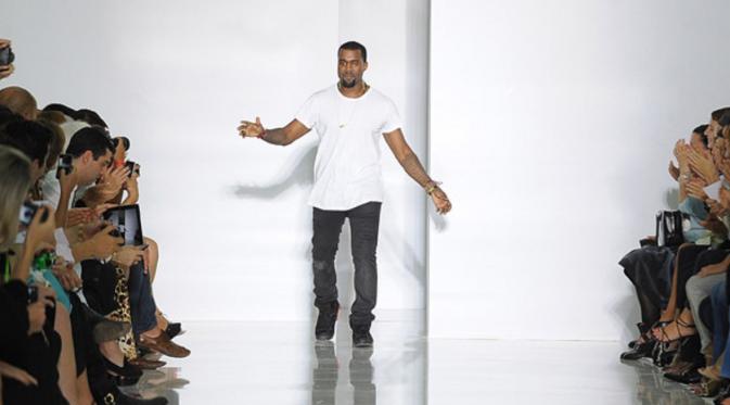 Kanye West dalam salah satu pagelaran busananya.