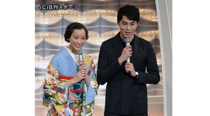 Pasangan aktris Anne Watanabe dan aktor Masahiro Higashide. (pinimg.com)