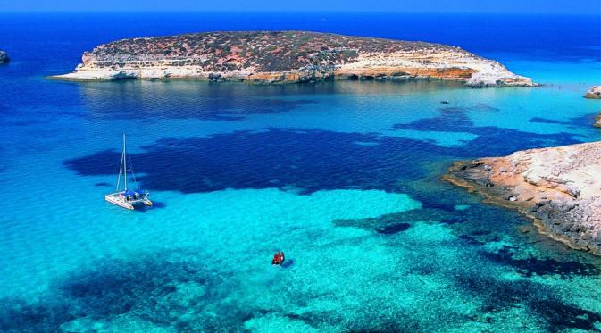 Lampedusa, Italia. | via: lazypenguins.com
