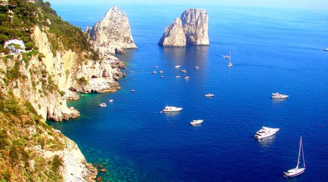 Capri, Italia. | via: lazypenguins.com