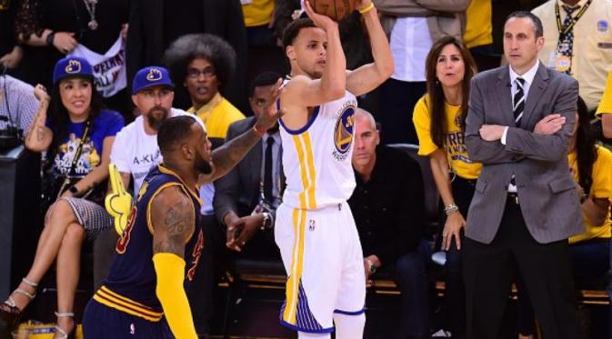 Pebasket Golden State Warriors, Stephen Curry (baju putih). (AFP PHOTO / FREDERIC J. BROWN)
