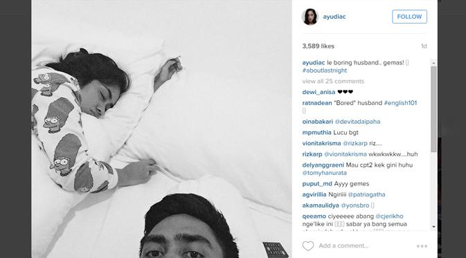 Ayudia Bing Slamet mengunggah foto di kasur bersama suaminya. (foto: instagram.com/ayudiac)