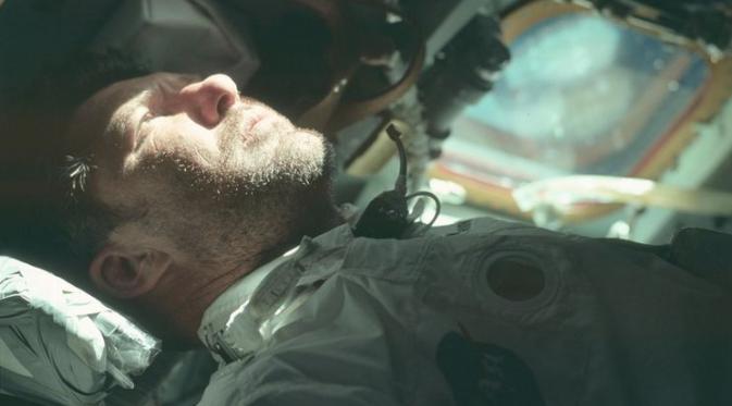 Astronot di dalam pesawat luar angkasa Apollo. | via: NASA