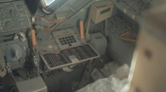 Di dalam pesawat luar angkasa Apollo. | via: NASA