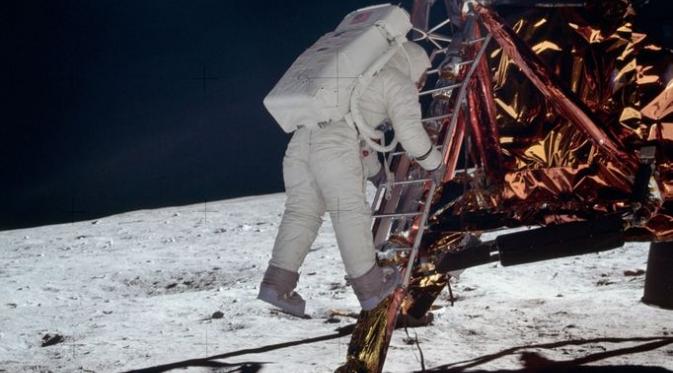 Mendarat di Bulan. | via: NASA