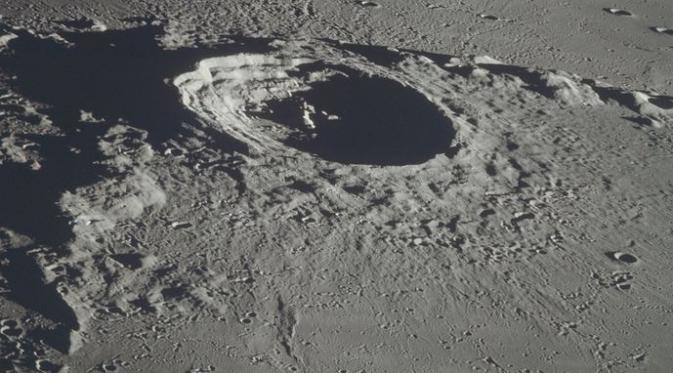 Melihat lebih jelas permukaan Bulan. | via: NASA