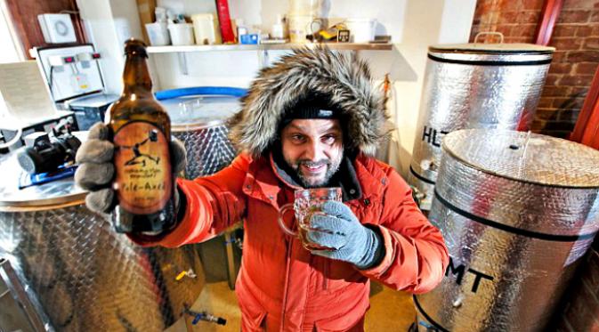 Ilustrasi minuman bir buatan sendiri di stasiun penelitian Inggris di Kutub Selatan (Daily Mail)