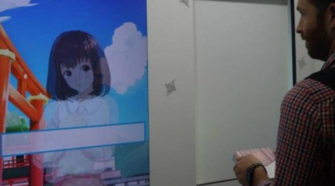 Pertama kali, Anda akan berbicara dengan gadis virtual sambil memegang Tokimeki. 
