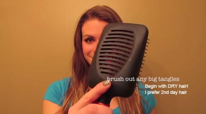 Gunakan sisir besar dan bisa membentuk volume rambut | Via: youtube.com