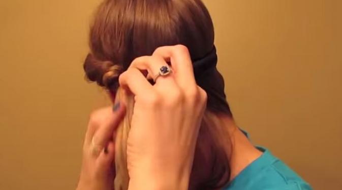 Bentuk 'curly' kece tanpa harus pakai catokan, pilin rambut dengan bando kain seperti ini | Via: youtube.com